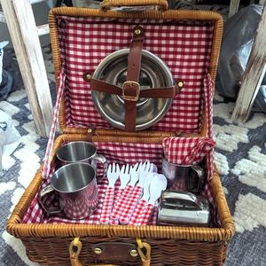 Vintage Wicker Picnic Basket w/Dinnerwear